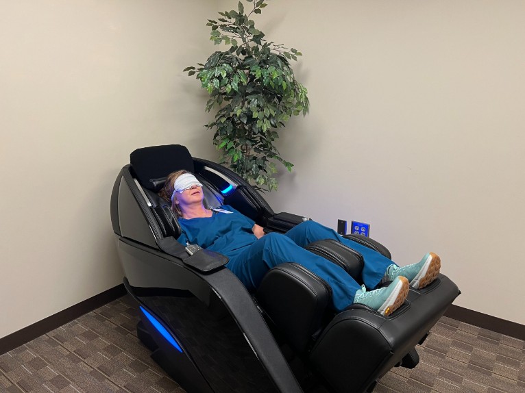 Ultimate Relaxation at Zen Den: Infrared Sauna & AI Massage Chairs