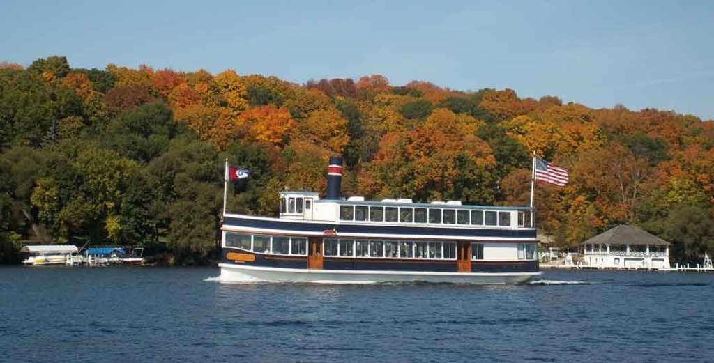 Fall Colors in Lake Geneva: Best Places, Activities, and When to Visit